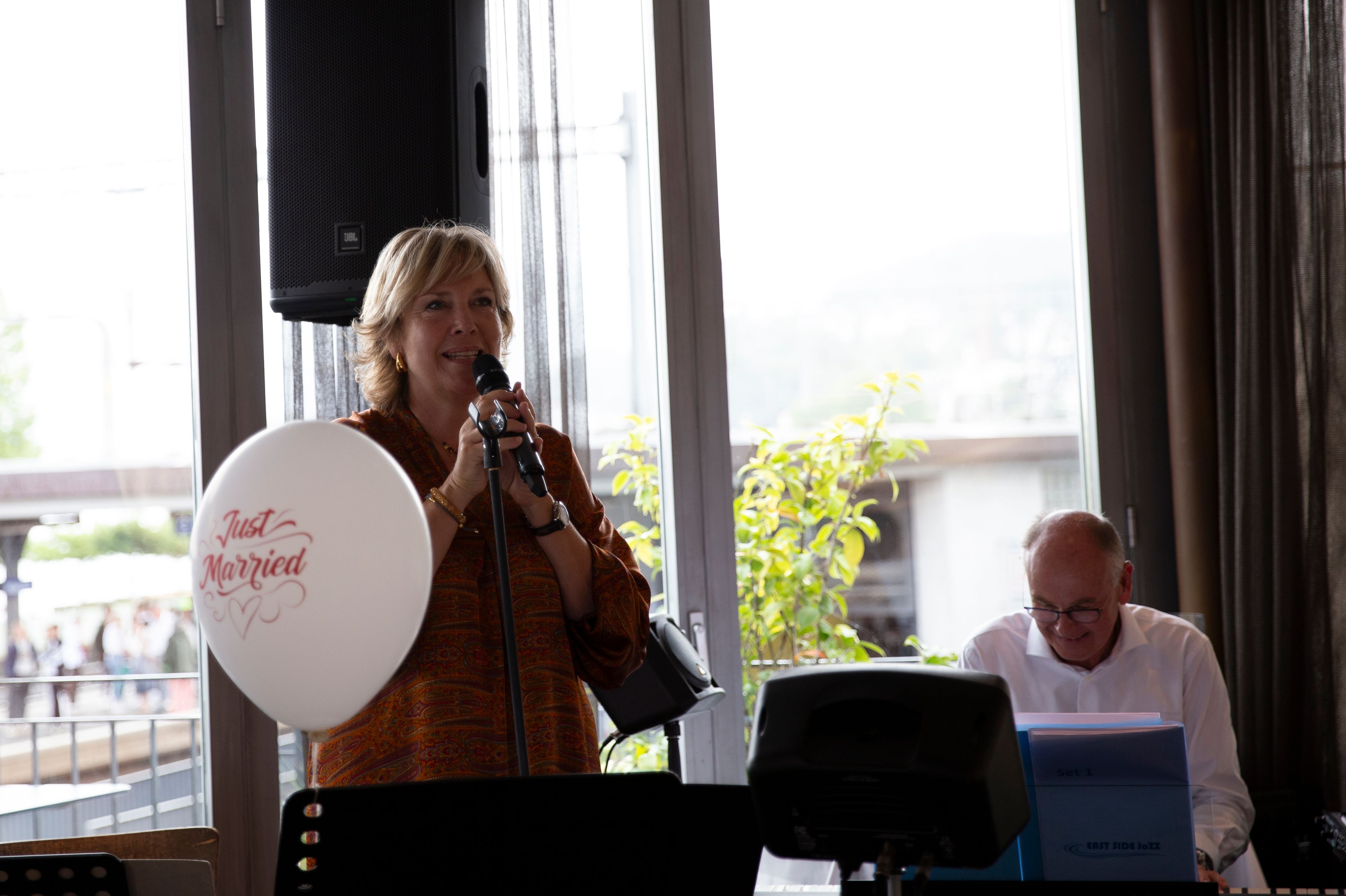 Susan Orus von der East Side Jazz Band beim Auftritt an einer Hochzeit