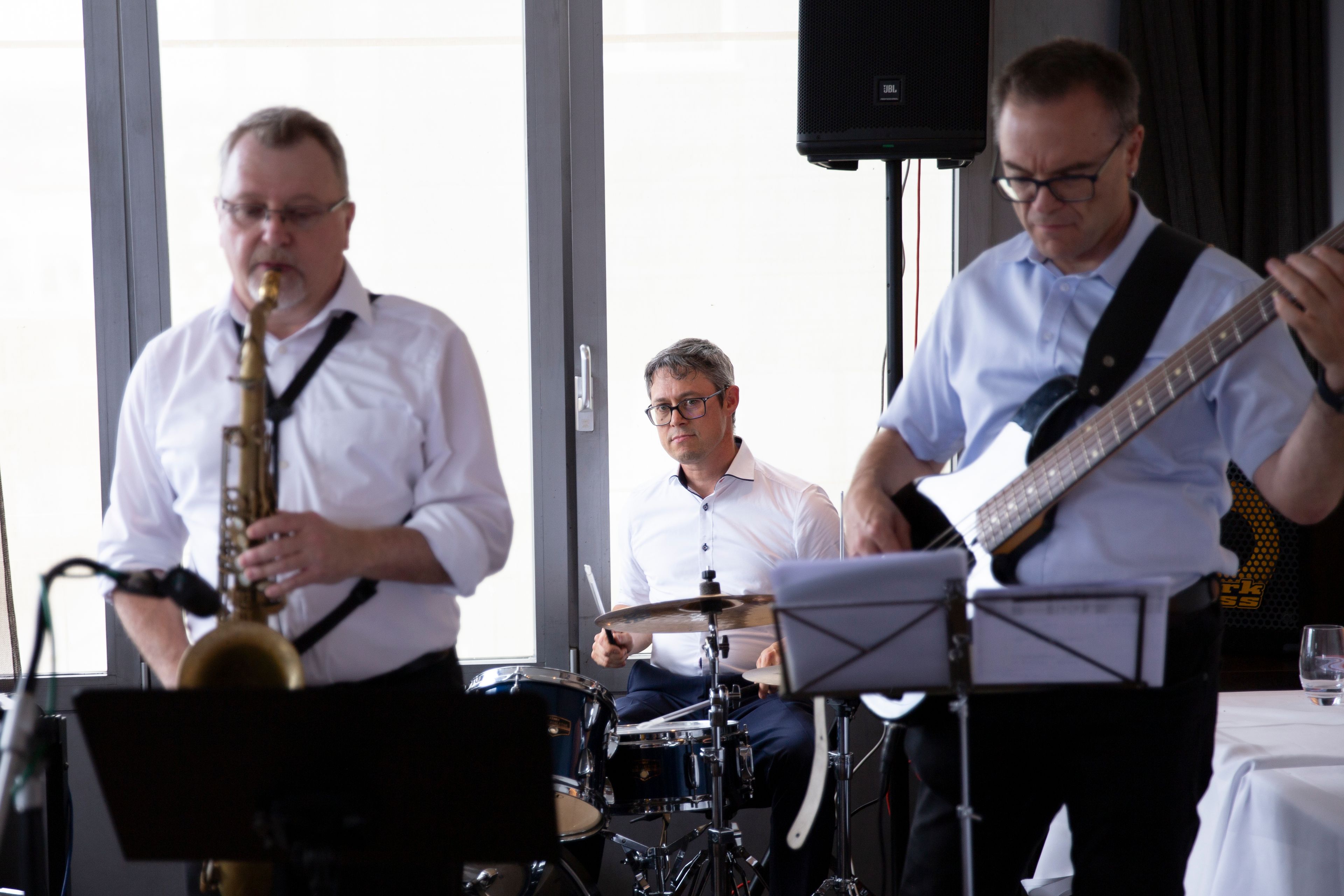 Thomas Zellweger, Tin Landolt und Markus Kälin spielen ihre Instrumente